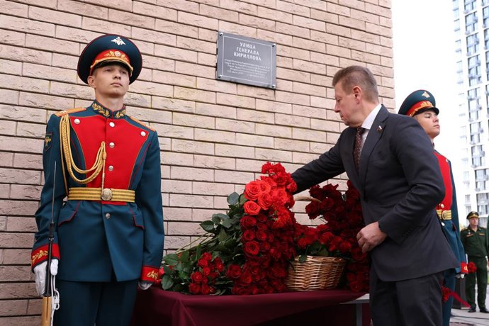 Archivo - RUSSIA, MOSCOW - AUGUST 19, 2025: A flower laying ceremony at the unveiling of a memorial plaque honouring Hero of the Russian Federation, Hero of Labour of the Russian Federation, Lt Gen Igor Kirillov in a street named after him. Lt Gen Igor Ki