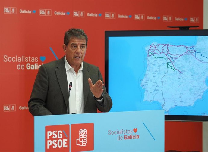 O secretario xeral do PSdeG, José Ramón Gómez Besteiro, en rolda de prensa