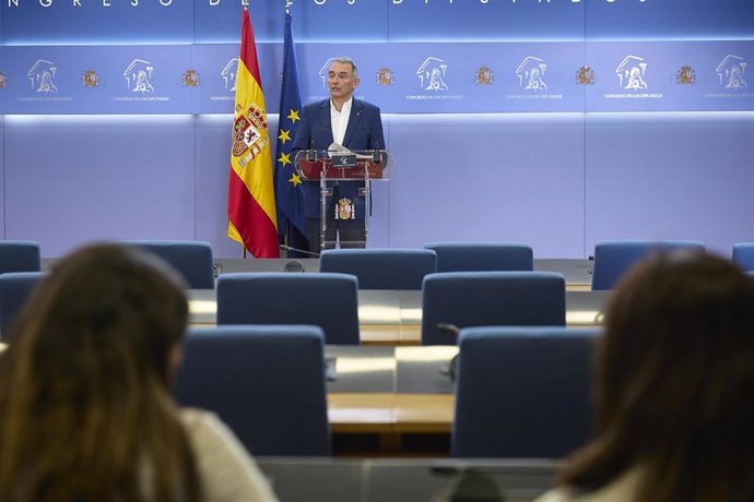 Archivo - El portavoz adjunto y diputado de Sumar en el Congreso, Enrique Santiago.