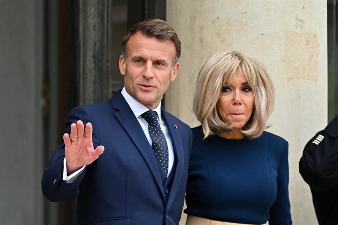 Emmanuel Macron, presidente de Francia, junto a su esposa, Brigitte Macron
