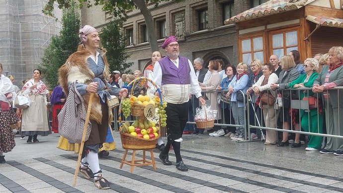 Ofrenda de frutos a la Virgen del Pilar.