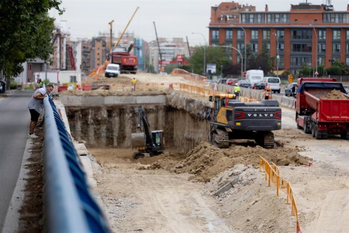 Archivo - Un hombre observa las obras de la autovía A5, a 23 de julio de 2025, en Madrid (España).
