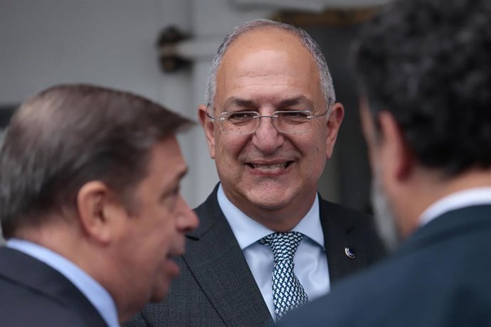 Archivo - El comisario europeo de Pesca y Océanos, Costas Kadis, durante una visita al Buque Escuela de Cooperación Pesquera (BECP) ‘Intermares’ en el muelle de Vigo, a 10 de julio de 2025, en Vigo, Pontevedra, Galicia (España). 