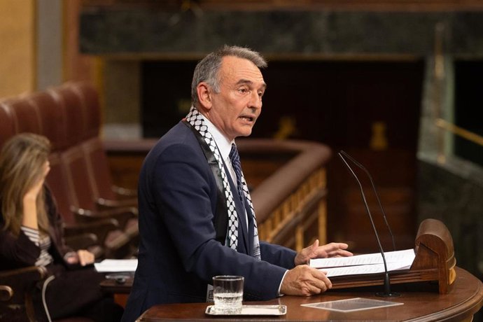 El diputado de Sumar Enrique Santiago interviene durante una sesión plenaria, en el Congreso de los Diputados, a 7 de octubre de 2025, en Madrid (España). 