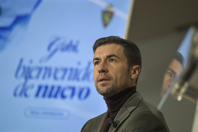 Archivo - El nuevo entrenador del Real Zaragoza, Gabi Fernández durante su presentación como entrenador, a 18 de marzo de 2025, en Zaragoza, Aragón (España). La destitución de Miguel Ángel Ramírez vino acompañada de la llegada del madrileño, Gabi Fernánde