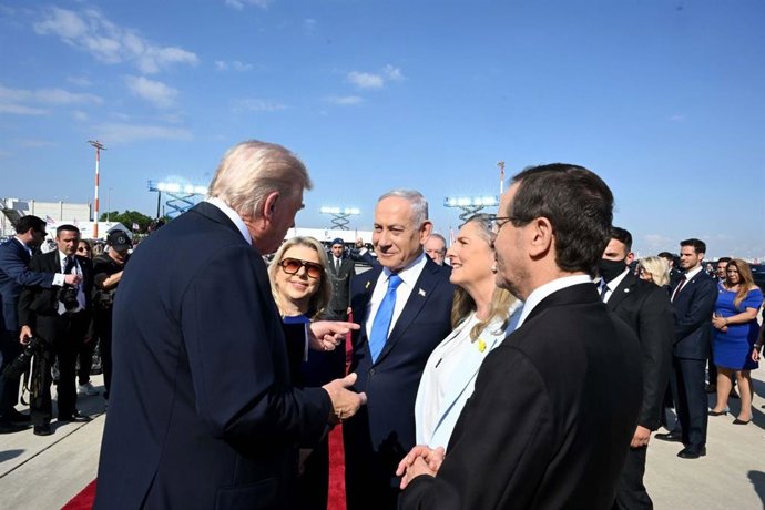 O primeiro-ministro de Israel, Benjamin Netanyahu, recebe o presidente dos EUA, Donald Trump, no aeroporto.