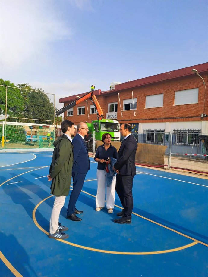 El consejero de Educación y Formación Profesional, Víctor Marín, visita el colegio San Cristóbal en Cartagena