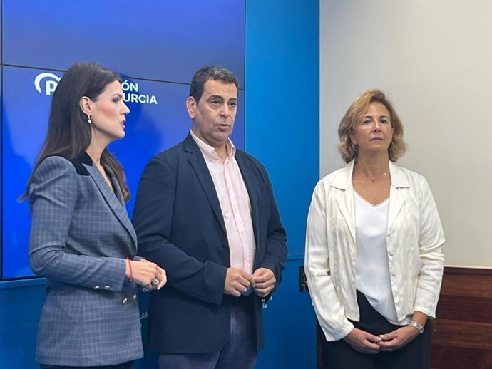 El senador del Partido Popular por la Región de Murcia José Ramón Díez de Revenga junto a  las diputadas nacionales Isabel Borrego y Miriam Guardiola