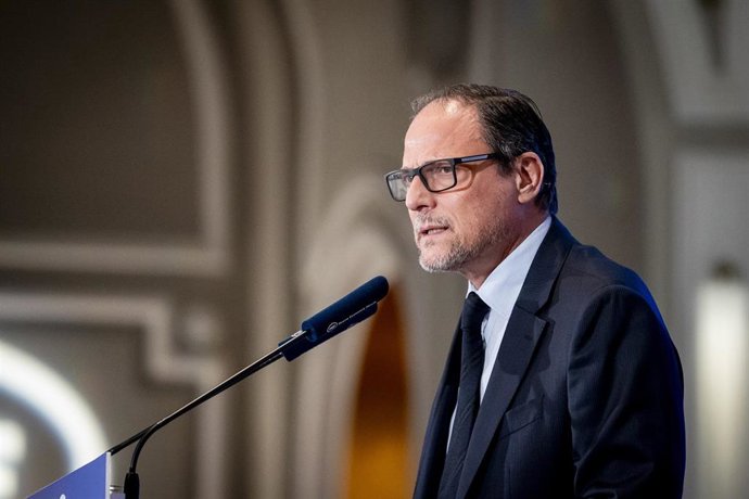 El director de El País, Jan Martínez Ahrens, durante el foro de la Nueva Comunicación, en el Hotel Mandarin Oriental Ritz, a 13 de octubre de 2025, en Madrid (España).