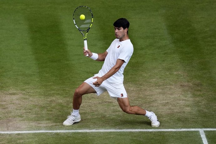 ARQUIVO - 24 de setembro de 2025, Reino Unido, Londres: O tenista espanhol Carlos Alcaraz em ação durante sua partida final de simples masculino contra o italiano Jannik Sinner durante o Campeonato de Wimbledon de 2025 no All England Lawn Tennis and Croqu