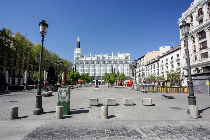 Archivo - La plaza de Santa Ana, en Madrid (España).