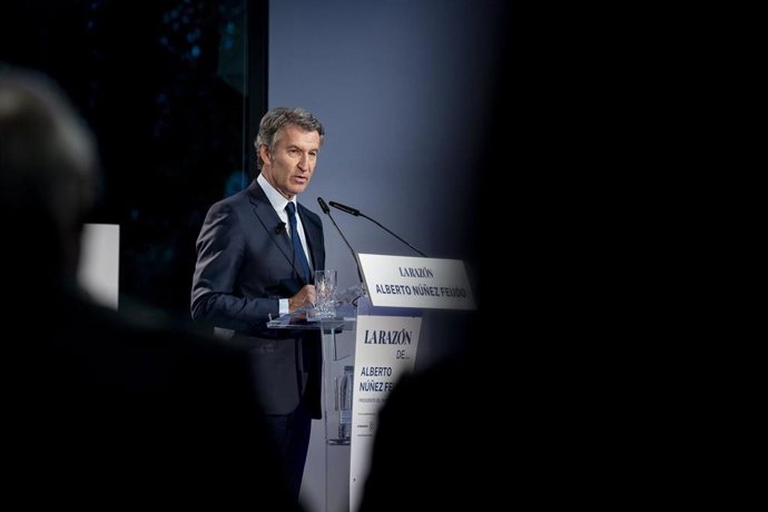 El presidente del Partido Popular, Alberto Núñez Feijóo, participa en ‘La Razón de’, en la sede de La Razón, a 30 de septiembre de 2025, en Madrid (España). 