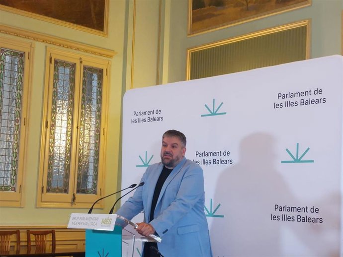 El portavoz de MÉS per Mallorca en el Parlament, Lluís Apesteguia, en rueda de prensa