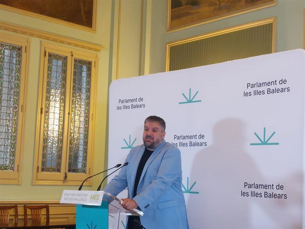 El portavoz de MÉS per Mallorca en el Parlament, Lluís Apesteguia, en rueda de prensa