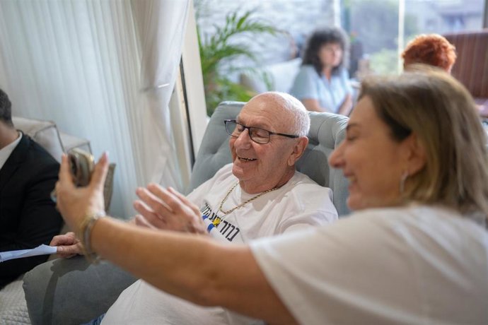 Familiares del rehén Bar Kupershtein reaccionan a la liberación en directo del primer grupo de rehenes.