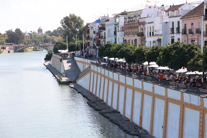 Vista de la zapata del río, en la calle Betis, desde el Puente de Triana.