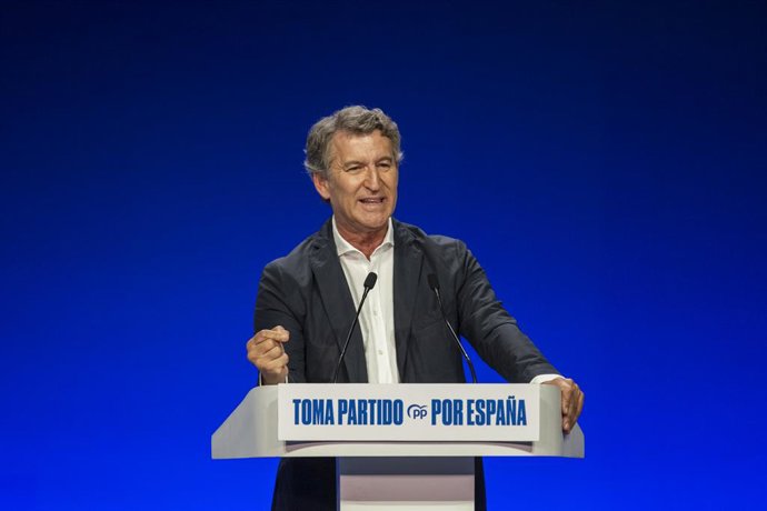 El presidente del Partido Popular, Alberto Núñez Feijóo, interviene durante la clausura del acto de presentación de la ‘Declaración de la Región de Murcia’, en el Teatro Circo de Murcia, a 28 de septiembre de 2025, en Murcia (España). Feijóo clausura la c