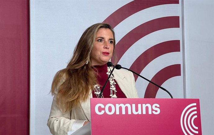 La coordinadora de los Comuns, Candela López, en una rueda de prensa desde la sede del partido