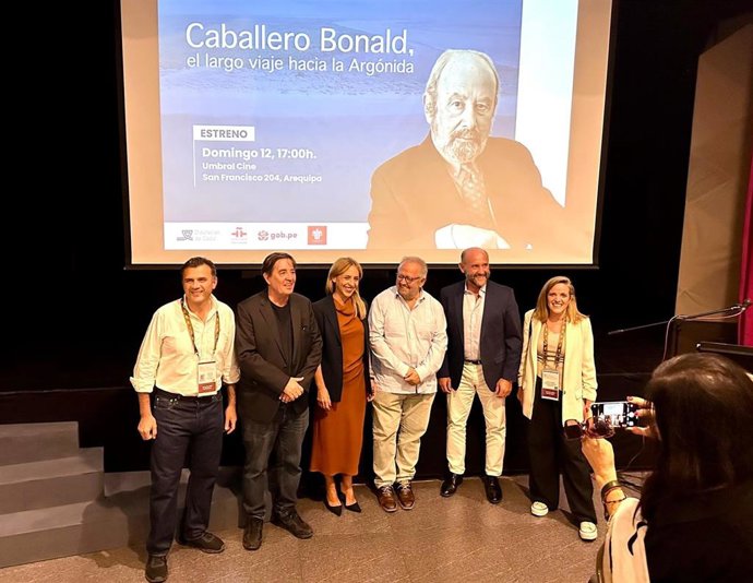 La Diputación de Cádiz ha presentado en Arequipa el documental sobre Caballero Bonald.