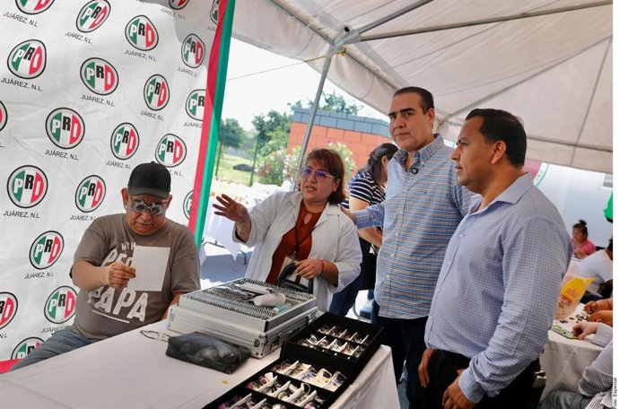 Diputados del PRI en la brigada médica de Juárez