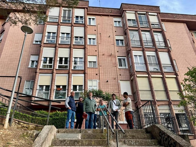 El alcalde, Darío Dolz, en su visita al barrio.