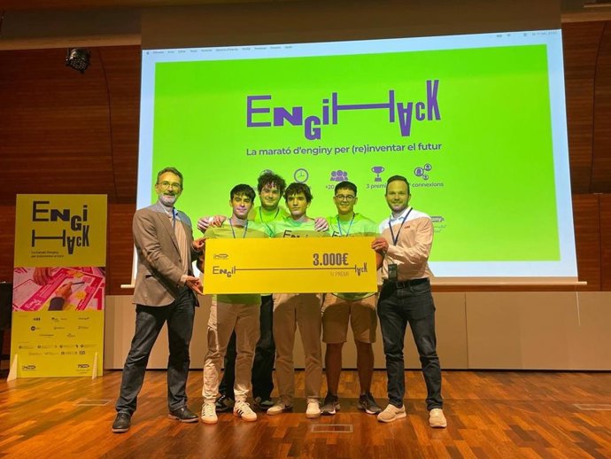 El equipo FNT-8, ganador de la tercera edición del hackatón Engihack.