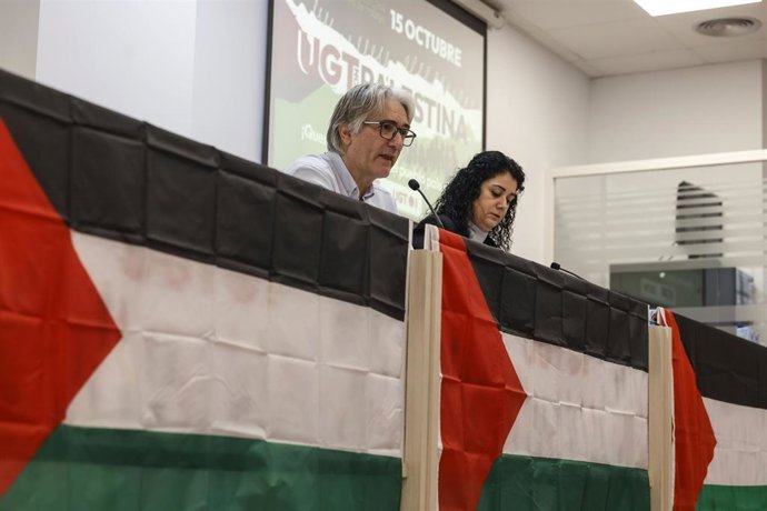 El secretario general de UGT-PV, Tino Calero Vaquerizo, y la secretaria de general de CCOO PV, Ana García Alcolea, durante una rueda de prensa, a 13 de octubre de 2025, en Valencia, Comunidad Valenciana (España). 