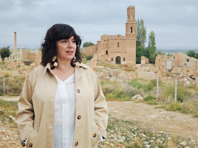 La diputada del PSOE por Zaragoza, Marta Gracia, en el Pueblo Viejo de Belchite.