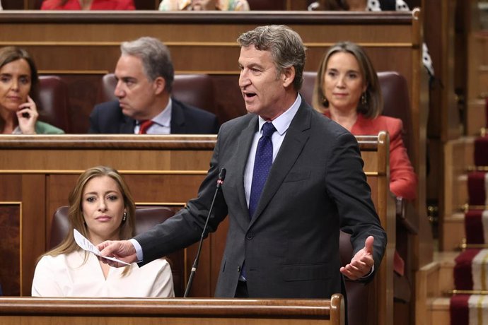 El presidente del Partido Popular, Alberto Núñez Feijóo, interviene durante una sesión de Control al Gobierno, en el Congreso de los Diputados, a 7 de octubre de 2025, en Madrid (España). 