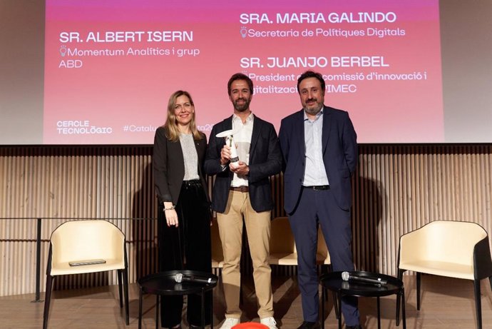 La secretaria de Políticas Digitales, Maria Galindo; el ceo de Momentum Analytics, Albert Isern; y el presidente de la Comissió de Digitalització i Innovació de Pimec, Juanjo Berbel.