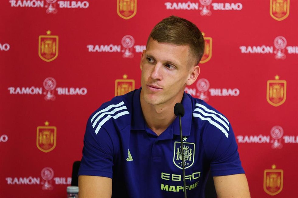 Dani Olmo en un acto publicitario con España