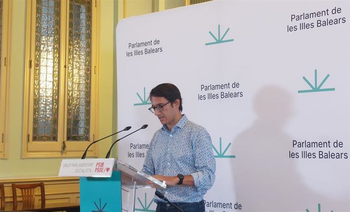 El portavoz parlamentario del PSIB-PSOE, Iago Negueruela, en rueda de prensa