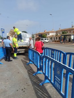 Vecinos de Los Alcázares en uno de los puntos de distribución de agua