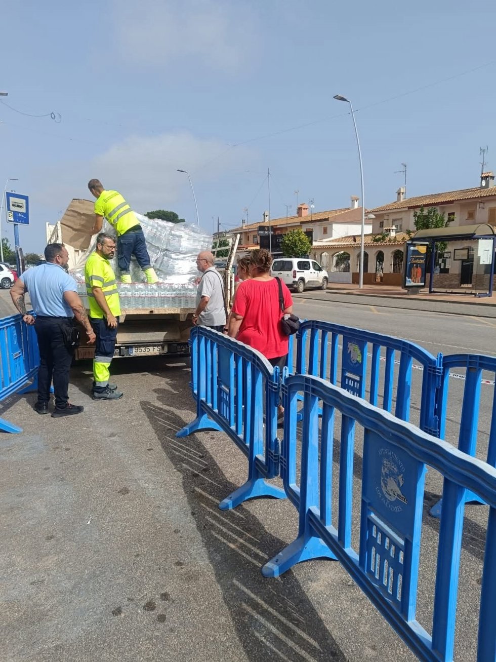 Vecinos de Los Alcázares en uno de los puntos de distribución de agua