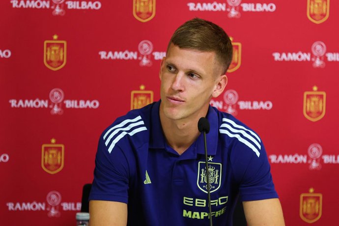 Dani Olmo, da Espanha, participa de uma coletiva de imprensa antes dos jogos das eliminatórias da Copa do Mundo de 2026 contra a Geórgia e a Bulgária, na Ciudad del Futbol, em 9 de outubro de 2025, em Las Rozas, Madri, Espanha.
