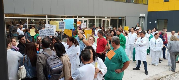 Concentración llevada a cabo esta mañana con motivo de los problemas en el Laboratorio de Anatomía Patológica del Hospital de Toledo