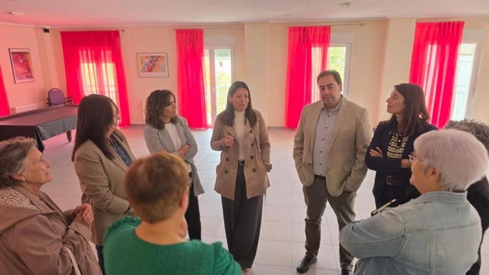 La consejera de Bienestar Social, Bárbara García Torijano, en el Centro de Mayores de Huete (Cuenca).