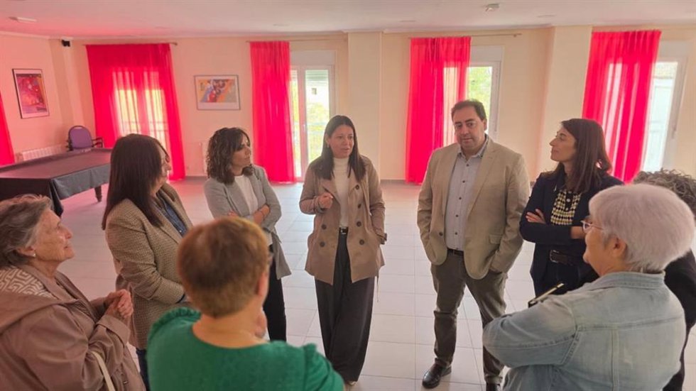 La consejera de Bienestar Social, Bárbara García Torijano, en el Centro de Mayores de Huete (Cuenca).