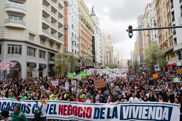 Archivo - Cientos de personas durante una manifestación por la vivienda, desde Atocha, a 5 de abril de 2025, en Madrid (España). 