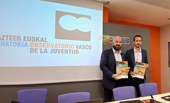 El viceconsejero de Juventud y Reto Demográfico del Gobierno Vasco, Xabier Legarreta, y el director de Juventud y Emancipación, Adrián López, presentan el informe 'Claves de la Emancipación en Euskadi'.