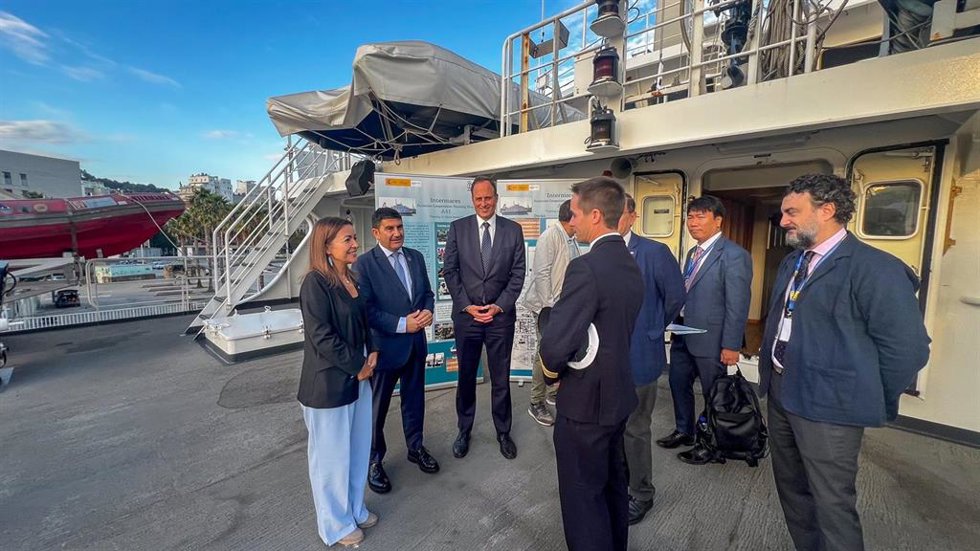 La conselleira do Mar, Marta Villaverde, el delegado del Gobierno, Pedro Blanco, y el presidente del Puerto de Vigo, Carlos Botana, en la inauguración de un nuevo curso de capacitación organizado por la FAO a bordo del 'Intermares', atracado en la ciuda