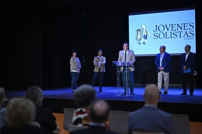 El alcalde de Murcia, José Ballesta, acompañado por miembros de la Corporación, presenta el nuevo ciclo de Jóvenes Solista y la nueva equipación tecnológica del centro cultural de Beniaján