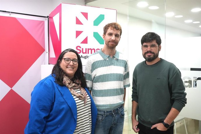 El diputado de Sumar y secretario de Comunicación de la formación en Euskadi, Lander Martínez, junto al secretario político de Sumar Mugimendua, Sergitz Moreno, y la secretaria de Organización, Edurne García