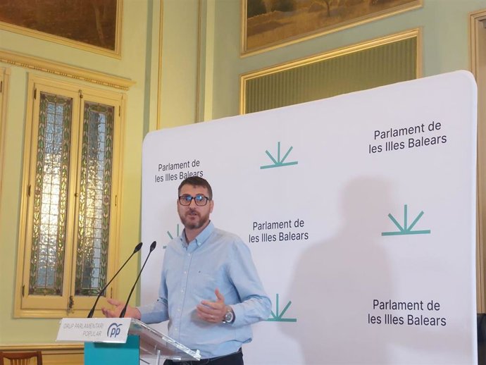 El portavoz parlamentario del PP, Sebastià Sagreras, en rueda de prensa