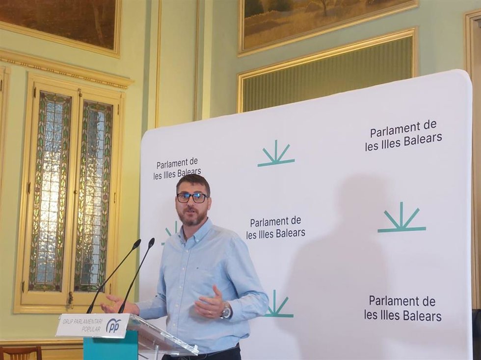 El portavoz parlamentario del PP, Sebasti Sagreras, en rueda de prensa