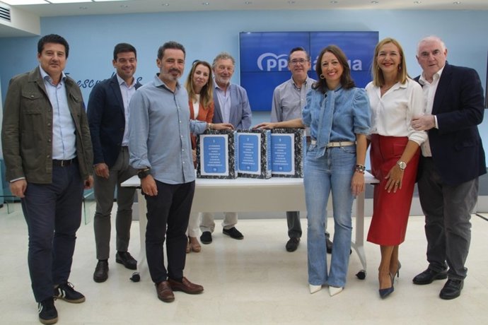 El secretario general del PP de Málaga, José Ramón Carmona, ha destacado este lunes el respaldo mayoritario de la formación provincial a la candidatura de Juanma Moreno para revalidar su liderazgo al frente del PP-A.