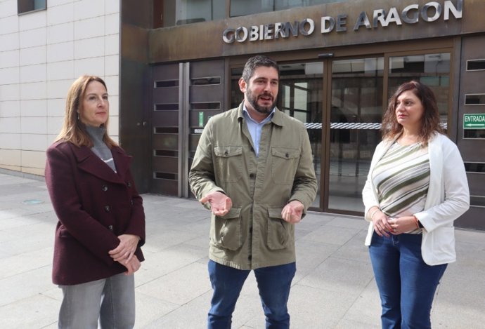 El portavoz de Vox en las Cortes de Aragón, Jorge Azcón, junto a las concejalas en el Ayuntamiento de Teruel, Elena Fernández y Verónica Luz.