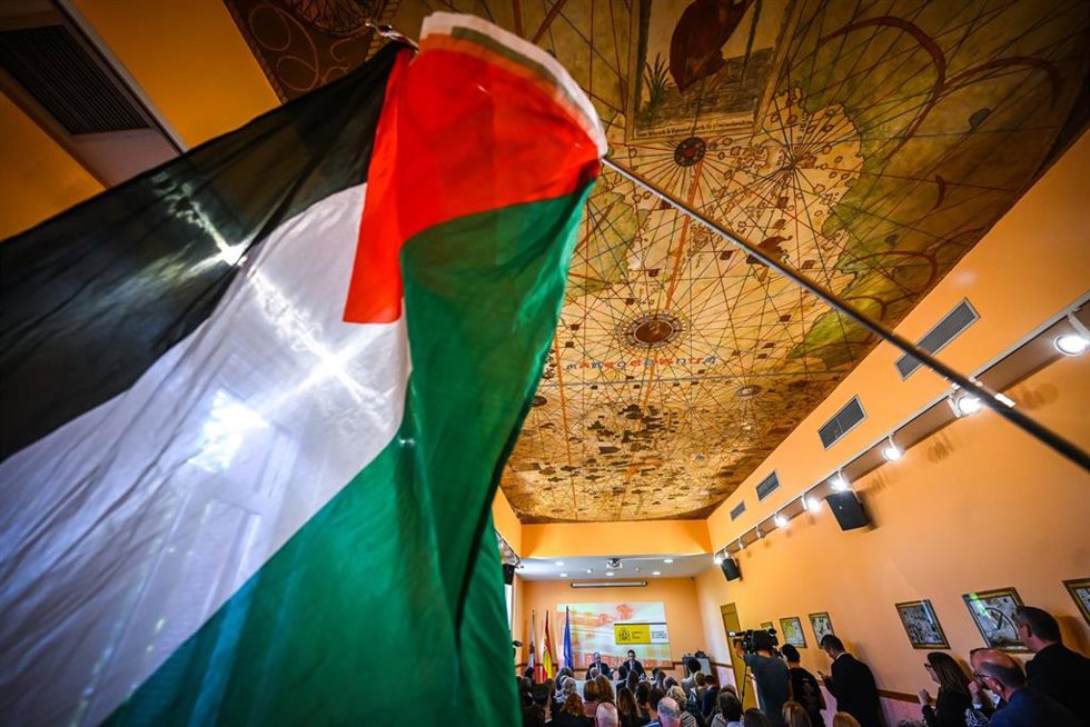 Varias personas durante un acto para explicar la situación que se está viviendo en la Franja de Gaza, en la Delegación de Gobierno de Cantabria