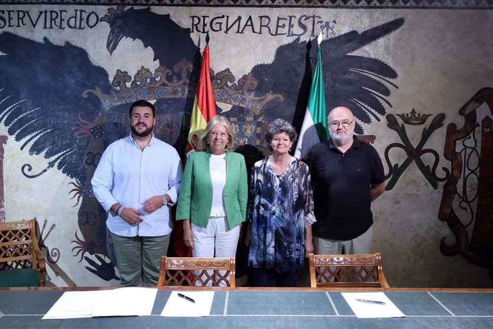 La alcaldesa, Ángeles Muñoz, acompañada por el edil de Sanidad, Alejandro González, durante el acto de rúbrica del documento suscrito con la presidenta del colectivo, Bettina Pietsch, ha destacado la labor que desarrolla esta asociación.