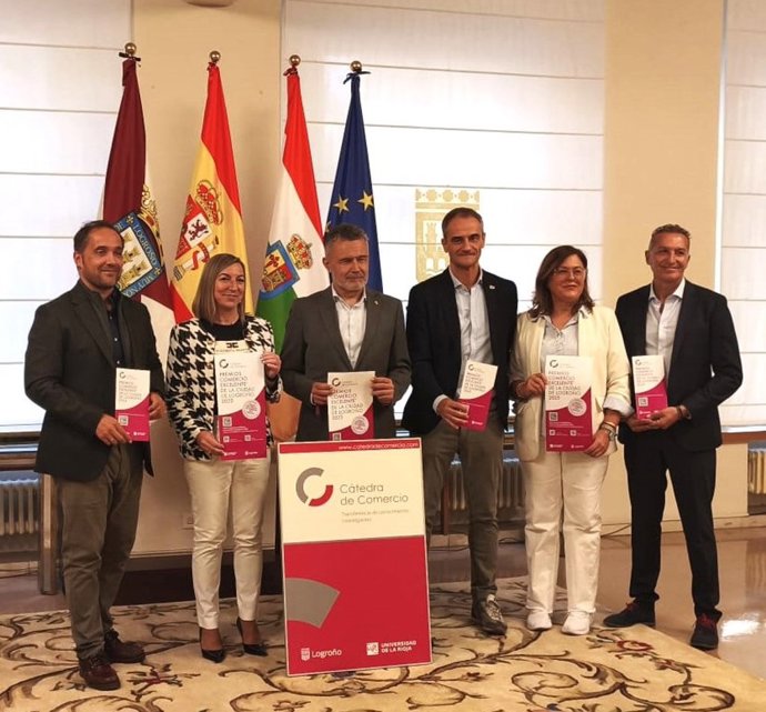 Firma del convenio entre Ayuntamiento y UR para la Cátedra de Comercio.